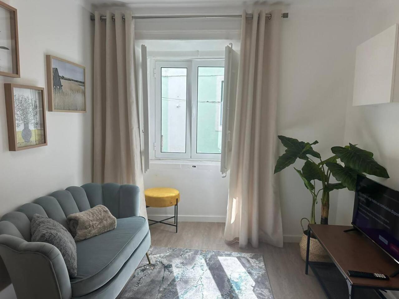 Stylish Renovated Apartment In Chiado Lisboa Exterior foto